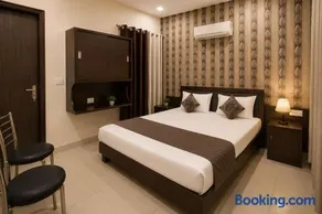 Hotel Devine Opp Jubilee Walk Mall & Near Gurdwara Sohana - Image 1
