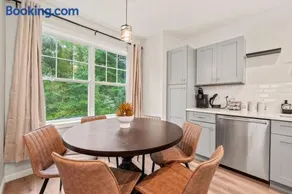 Spacious 5BR House with King Beds in Prime Location - Image 2