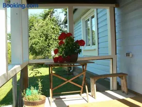 Blue house - Image 1