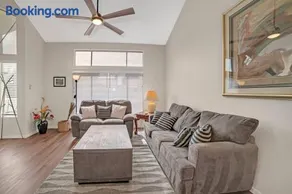 Spacious Modern Home Family or work WFH Friendly - Image 1