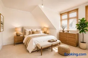 Luxury 5BR Home Pool, Gym, Concierge & Parking - Image 4