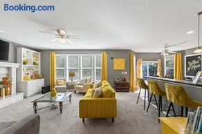 The Yellow House - Hot Tub, Pool Table, Fire Pit, 6 Bedrooms - Image 1