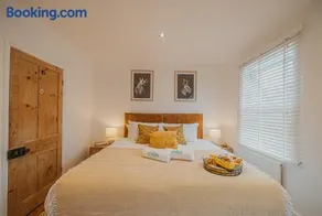 Cotswolds- Homely 2 bed house with garden, WiFi - Esho Stays - Image 3