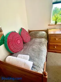 Quiet New Forest attic room den - Image 2