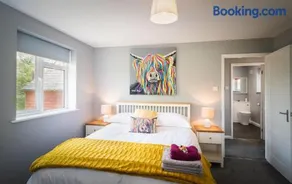 Hunters Lodge Exeter, Free Parking, Country Views, Great Wi-Fi, Large Garden - Image 1