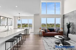 Luxurious Detached House with Private Garage, Lake View, Central AC & More - Image 1