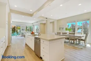 Torrance Downtown Spacious 5Bedroom 4bathroom House Free Parking WiFi Near Harbor UCLA SpaceX - Image 1