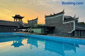 Phoenix Hall Historic Residence with Viral infinity pool rooftop bar Perfect photo spot 堂舍見山百年旧址设计师人文旅居院落 - Image 2