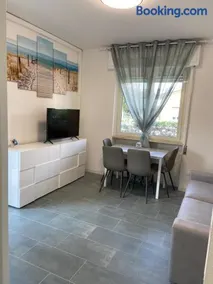 Appartamento rinnovato, con giardino e parcheggio, a 100 mt dal mare - Image 4