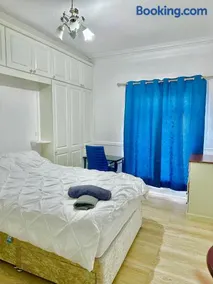 Private Modern 2 Bedroom Home with Lounge and Kitchen - Image 3
