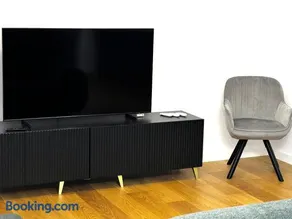 Modern City Home w. A/C - Image 4