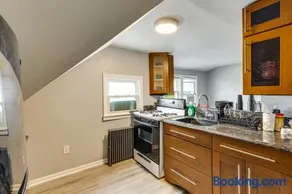 Train to Philly! Pet-Friendly Unit in Barrington - Image 4