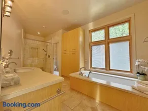 James-Fan Suites-Quiet Private Room with Ensuite - Image 5
