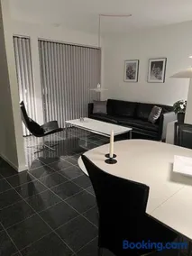 Fantastisk lejebolig med direkte udsigt til sø - Image 2