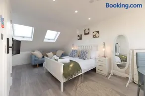 Chic Loft Studio Near London - EV Charger - Image 2