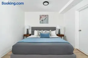 Stylish Ossington Retreat with Modern Comfort - Image 1