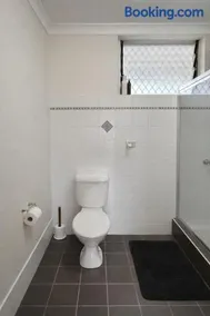 Cozy and Central 1 Bedroom Apartment Brisbane - Image 2