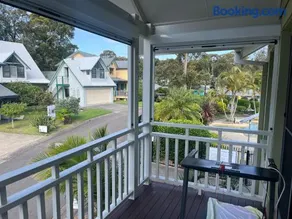 Raffertys Resort Lakeside Terrace Plus 4 Star - Image 1