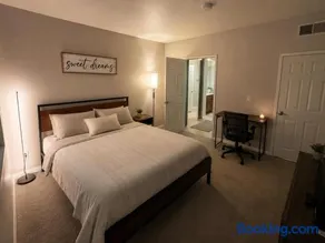 Private Room in Shared Apartment with Resort Amenities Pool Sauna Gym Hot-Tub - Image 4