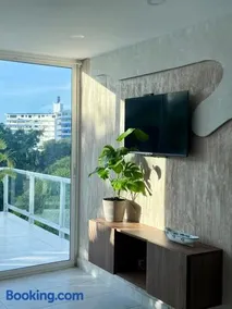 Coronado Beach Unique Balcony Apartment - Image 2