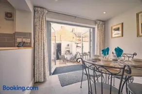 Roselyn By The Sea - Pet Friendly Accommodation - Image 1