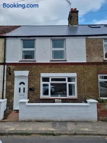 3 Bedroom House By The Sea, Deal Centre - Image 4