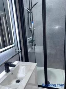 Luxury Contractor and Family stay 3 Double rooms 3 EnSuites B65 Close to City Centre - Image 4