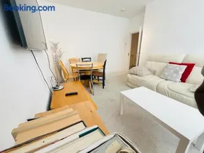 Spacious 3 Bed Flat in Greenwich - Image 1