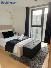 Chinatown Suite with FreePark and Netflix - Image 3