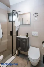 LuxStay Apartments APT4 - Private Parking, Balcony - Image 2