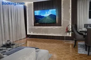 Luxury 3BR Near Pearson Airport Free Parking - Image 4