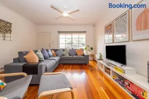 Brunswick 3bdrm townhouse, with parking by Custom Bnb Hosting - Image 1