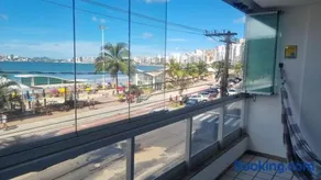 Apartamento BEIRA MAR VISTA TOTAL - SENSAÇÃO DE CASA TÉRREA A BEIRA MAR - COZINHA EQUIPADA -AIR FRYER -ÁREA DE CHURRASCO PRIVATIVA- TVS SMART- DISNEY PLUS E OUTROS-PRAIA IDEAL PARA CRIANÇAS-ROUPA DE CAMA PARA 2 X CASAIS -KIT PRAIA 4 PESSOAS - Image 1