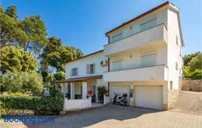 Amazing Apartment In Mundanije - Image 1