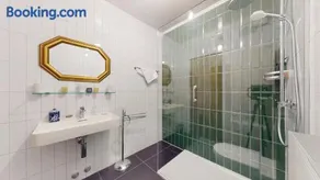 Bright flat overlooking Lake Geneva - Image 1