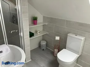 V93C9R0 Stone View Wonderful spacious two bed attic rooms private entrance private bathroom with kitchenette - Image 5