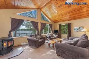 Chain Lake Retreat Holiday Home - Image 3