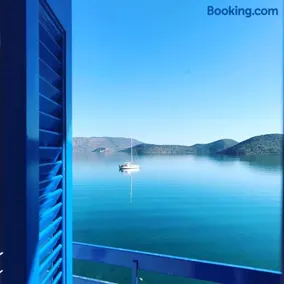 Sea-front Cozy Apartment - Image 1