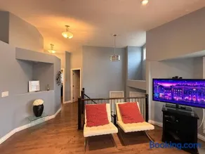 Hampton 3BR 2BA Suite Near Airport - Image 3