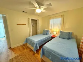 *NEW* Gorgeous Sunshine - 2BD/1BA - Private Fenced Backyard! - Image 3