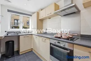 West Thurrock 4-Bed Townhouse for Work & Families - Image 5