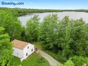 Waterfront home on Graham Lake with kayaks, bikes, firepit & fireplace - Image 1