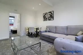 Serviced Apartment near Prestwick Airport with Private Parking - Long Stays Available - Image 1