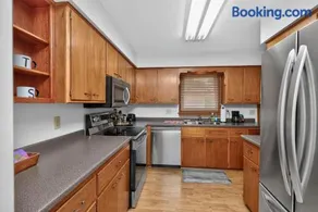 Work & Relax, 3BR Duplex with Workspace and Street Parking - Image 1