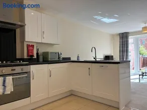 4BR Home - Gym - 3BA - Free Parking - En-suite - Near LGW Airport - Image 5
