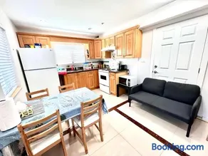 Cozy 2-bedroom Private Guest House in a convenient location - Image 2