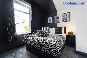 Ephphatha 4 Beds Central A63 3 Bedrms Free Wifi - Close to HRI and MKM Stadium - Image 2