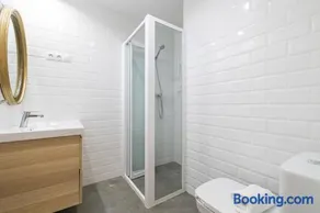 Bright Ground Floor Apt - 700m to Beach - Image 4