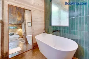 NEW Woodland Escape with Spa & Fire pit - Sleeps 4 - Image 4