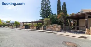 Villa Albina - Elegant 3BR Retreat with Private Pool near Coral Bay - Image 2
